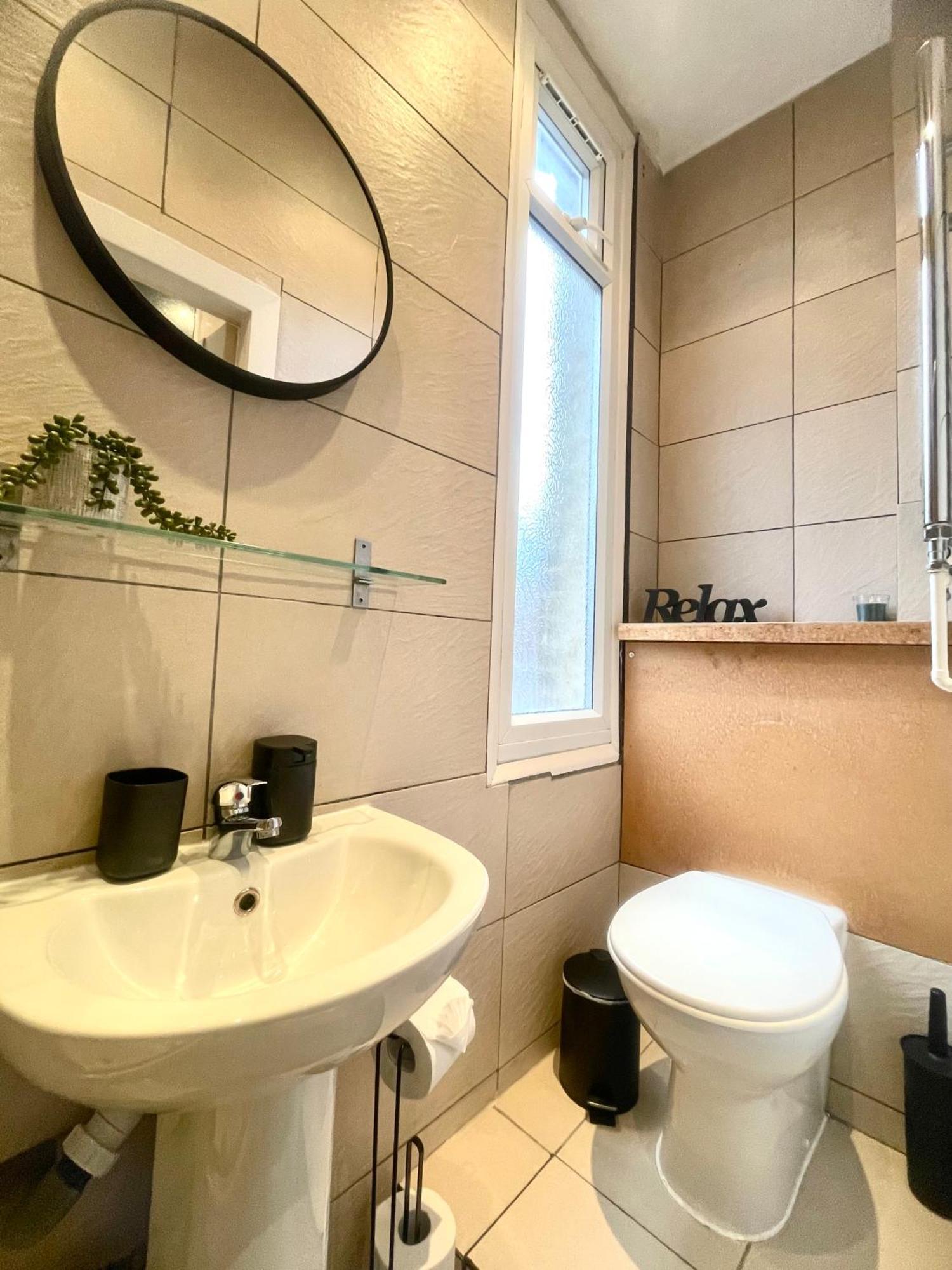 A Fantastic One Double Bedroom Flat 런던 외부 사진