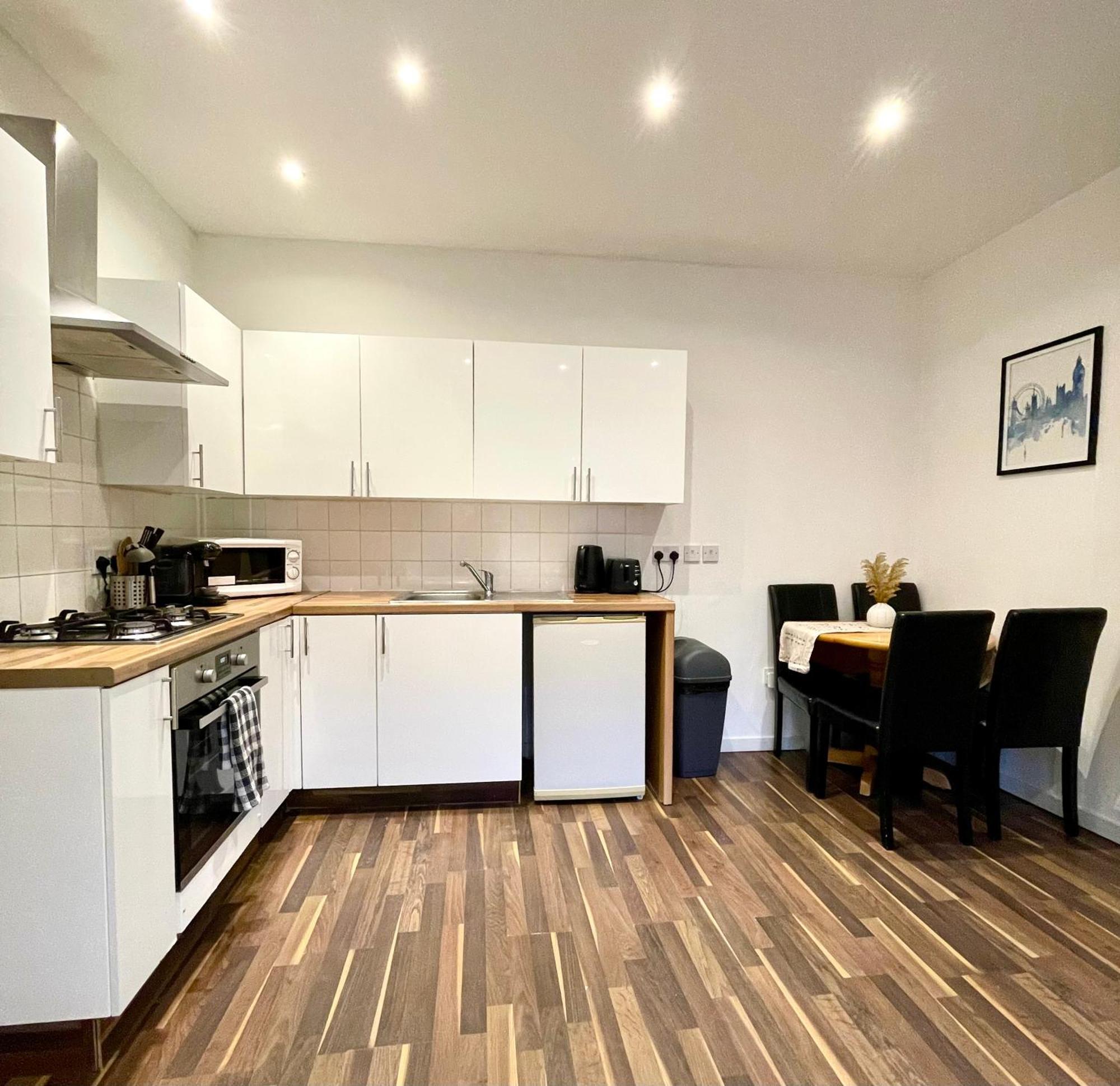 A Fantastic One Double Bedroom Flat 런던 외부 사진